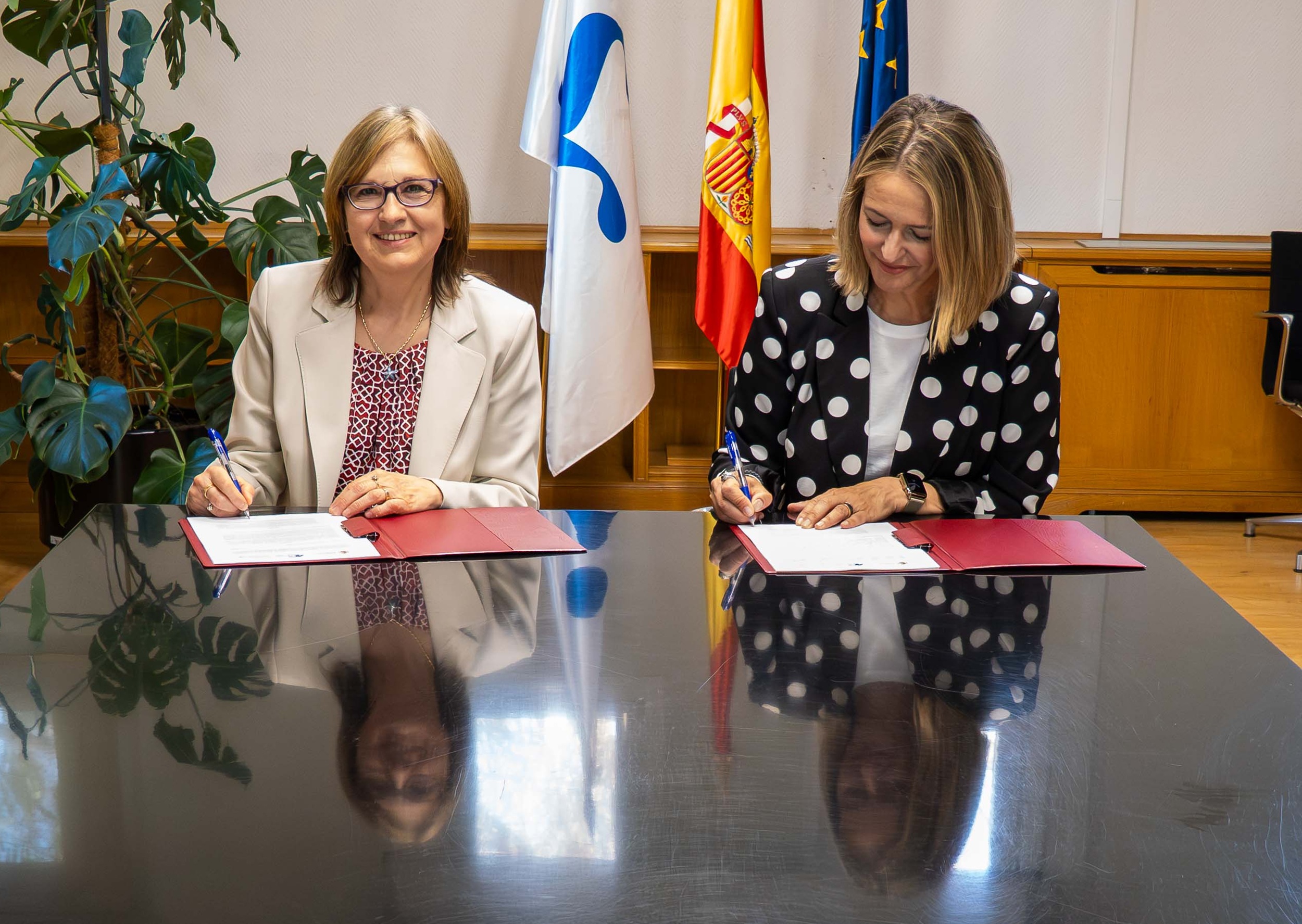 Marina Pollán y Marta Romero, en el momento de la firma.