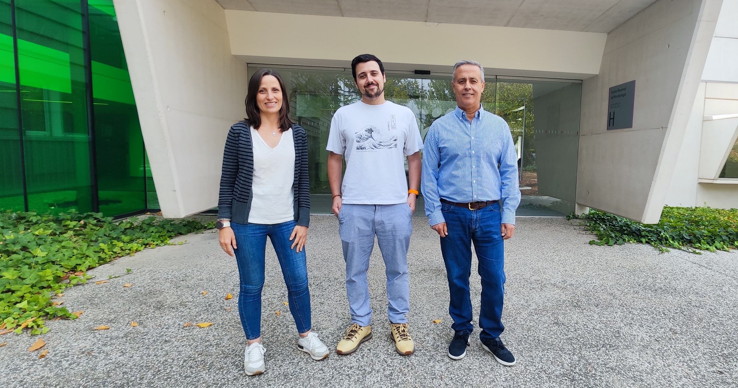 De izquierda a derecha: María Ángeles Jiménez Sousa, Oscar Brochado Kith y Salvador Resino, en una de las entradas del Centro Nacional de Microbiología del ISCIII.