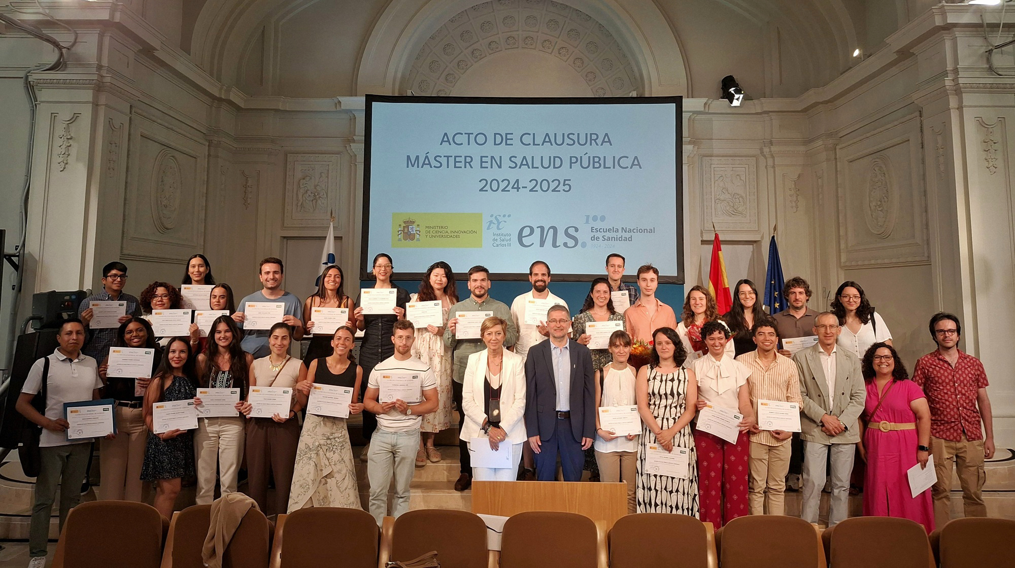 Foto de familia con alumnos y alumnas del Máster junto a responsables del ISCIII y de la ENS.