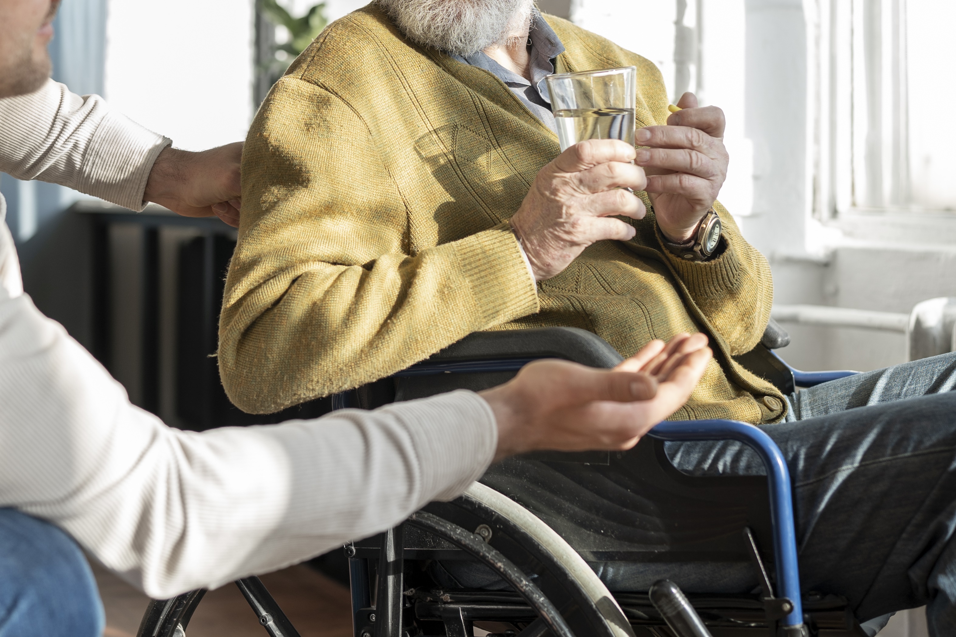 La enfermedad de Parkinson puede asociarse con discapacidad y dependencia en las personas que la padecen (imagen: Freepik).