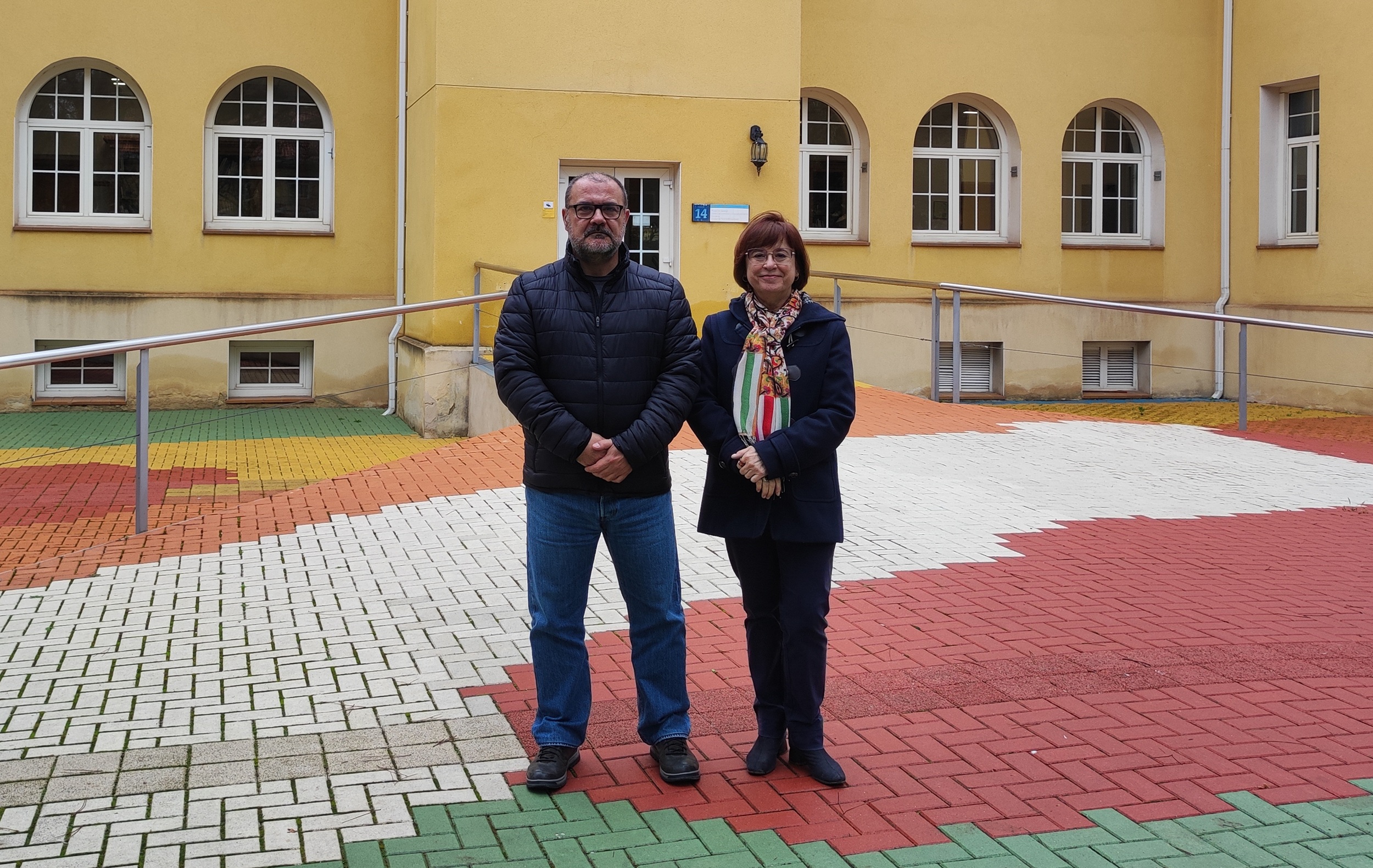 Mario Pascual y Victoria Ramos, junto al Pabellón que alberga la Unidad de Telemedicina y Salud Digital (UITeS) del ISCIII, en el Campus de Chamartín de Madrid,